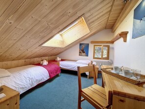 1 bedroom, bed sheets