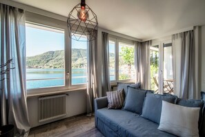 TV - Apartment with 180° view of Lake Lugano in Ponte Tresa (LA FINESTRA BLU) (Ponte Tresa)