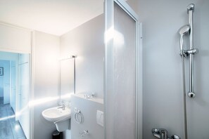 Dutxa, assecador de cabells, bidet i tovalloles 