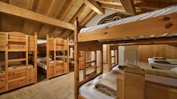 2 bedrooms, travel crib, free WiFi, bed sheets