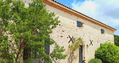 Familienfreundliches Ferienhaus mit Pool, Billard, Babyfoot und großem Garten in Montmoreau