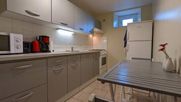 Geladeira, micro-ondas, cadeirão de bebê