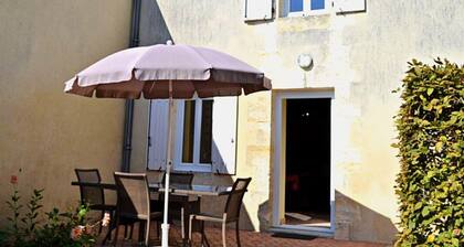 Charming cottage in Charente with garden, pets allowed