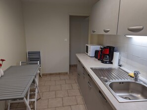 Kühlschrank, Mikrowelle, Hochstuhl