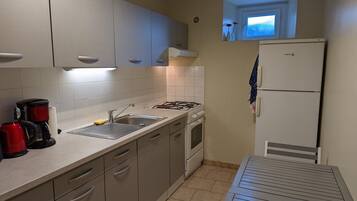 Geladeira, micro-ondas, cadeirão de bebê