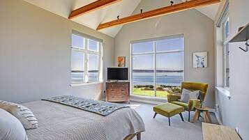 4 dormitorios, escritorio, tabla de planchar con plancha y cuna de viaje