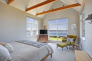 4 habitaciones, escritorio y tabla de planchar con plancha 