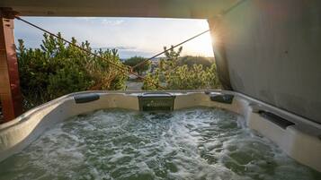 Bañera de hidromasaje al aire libre