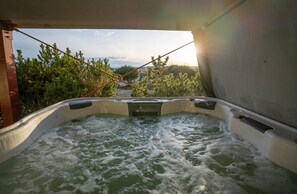 Tina de hidromasaje al aire libre