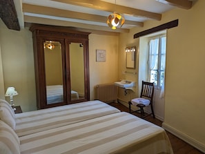 3 bedrooms, travel cot