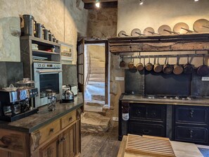 Réfrigérateur, micro-ondes, lave-vaisselle, chaise haute
