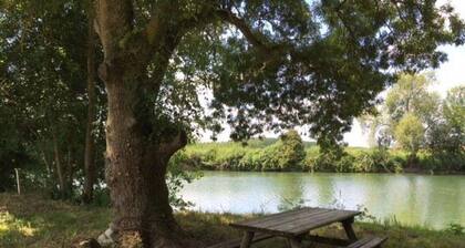 Charmante maison en pierre avec cour privée, équipements bébé, vélos, proche de la Charente