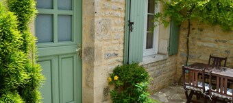 Charming stone house with enclosed garden, pets allowed