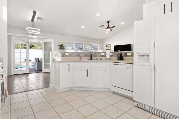 Frigorífico, microondas, horno y placa de cocina