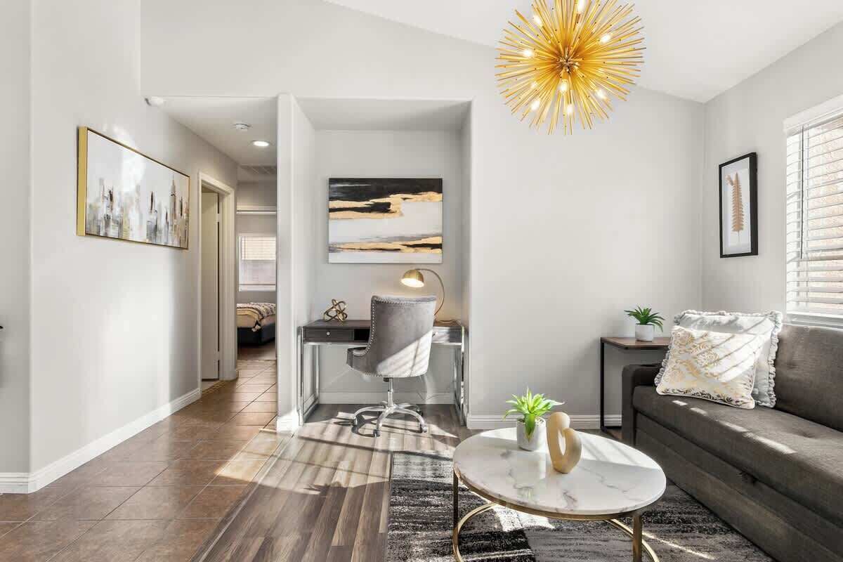 Télévision, cheminée, espaces bureaux