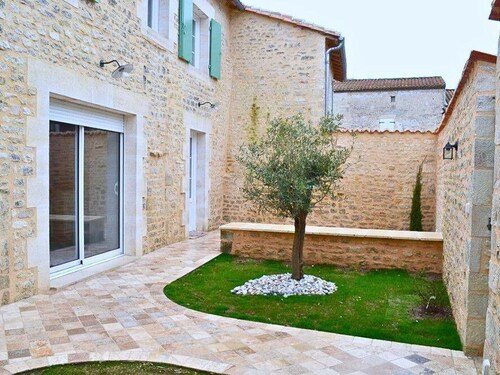Stone house with enclosed garden in Coulonges, pets allowed