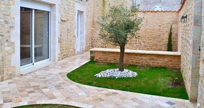 Maison en pierres avec jardin clos à Coulonges, animaux acceptés
