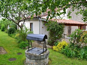 Property grounds - Charming Cottage with Garden, Children's Play Area, Electric Vehicle Charging Nearby (Vouthon)