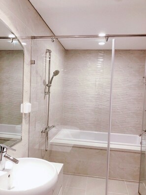 Tina con regadera, tina de hidromasaje, secadora de cabello, bidet 