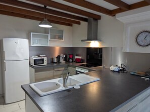 Réfrigérateur, micro-ondes, lave-vaisselle, chaise haute