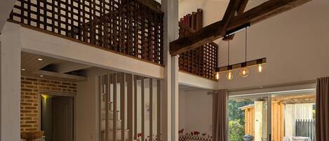 المنشأة من الداخل