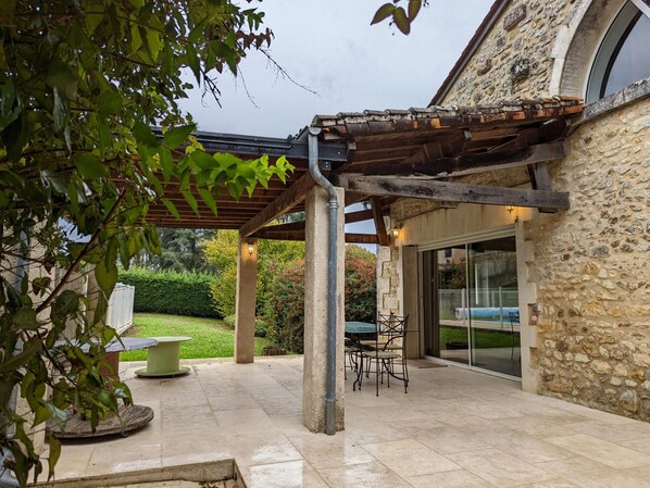 Outdoor dining - Charming Cottage with Heated Pool and Private Garden in Charras, Near Périgord (Charras)