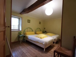 3 bedrooms, travel crib, free WiFi, bed sheets
