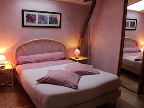 3 عدّة غرف نوم وسرير سفر وواي فاي مجانًا وملاءات أسرّة