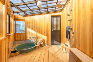 淋浴/盆浴组合、免费洗浴用品、吹风机、拖鞋