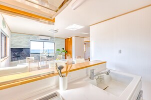 大冰箱、微波炉、烤箱、炉灶