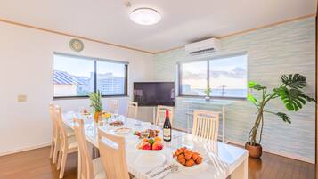 4 bedrooms, iron/ironing board, free WiFi, bed sheets