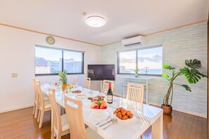 4 bedrooms, iron/ironing board, free WiFi, bed sheets