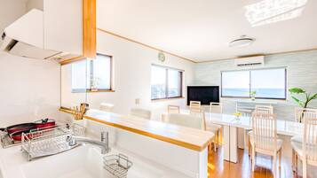 Classic Villa | Private kitchen | Full-size fridge, microwave, oven, stovetop