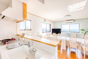 Villa clásica | Cocina privada | Refrigerador con congelador, microondas, horno y parrilla de estufa 