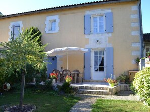 Outdoor dining - Fishing cottage by the Charente with wifi and parking (Saint-Genis-d'Hiersac)