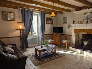 TV, ping pong - Fishing cottage by the Charente with wifi and parking (Saint-Genis-d'Hiersac)