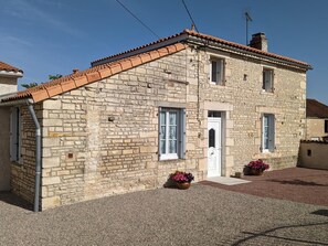 Exterior - **Charming Modern Cottage in Peaceful Village, Baby-Friendly, Wi-Fi, BBQ, Close to Cultural Sites** (Puyréaux)