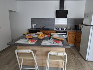 Kühlschrank, Mikrowelle, Geschirrspüler, Hochstuhl