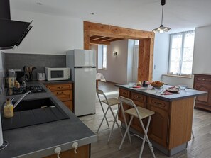 Fridge, microwave, dishwasher, highchair - **Charming Modern Cottage in Peaceful Village, Baby-Friendly, Wi-Fi, BBQ, Close to Cultural Sites** (Puyréaux)