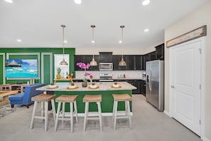 Refrigerador, microondas, horno, placa de cocina