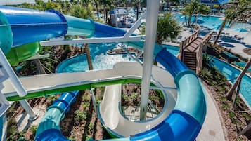 Una piscina al aire libre, una piscina climatizada