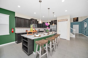 Refrigerador, microondas, horno, placa de cocina