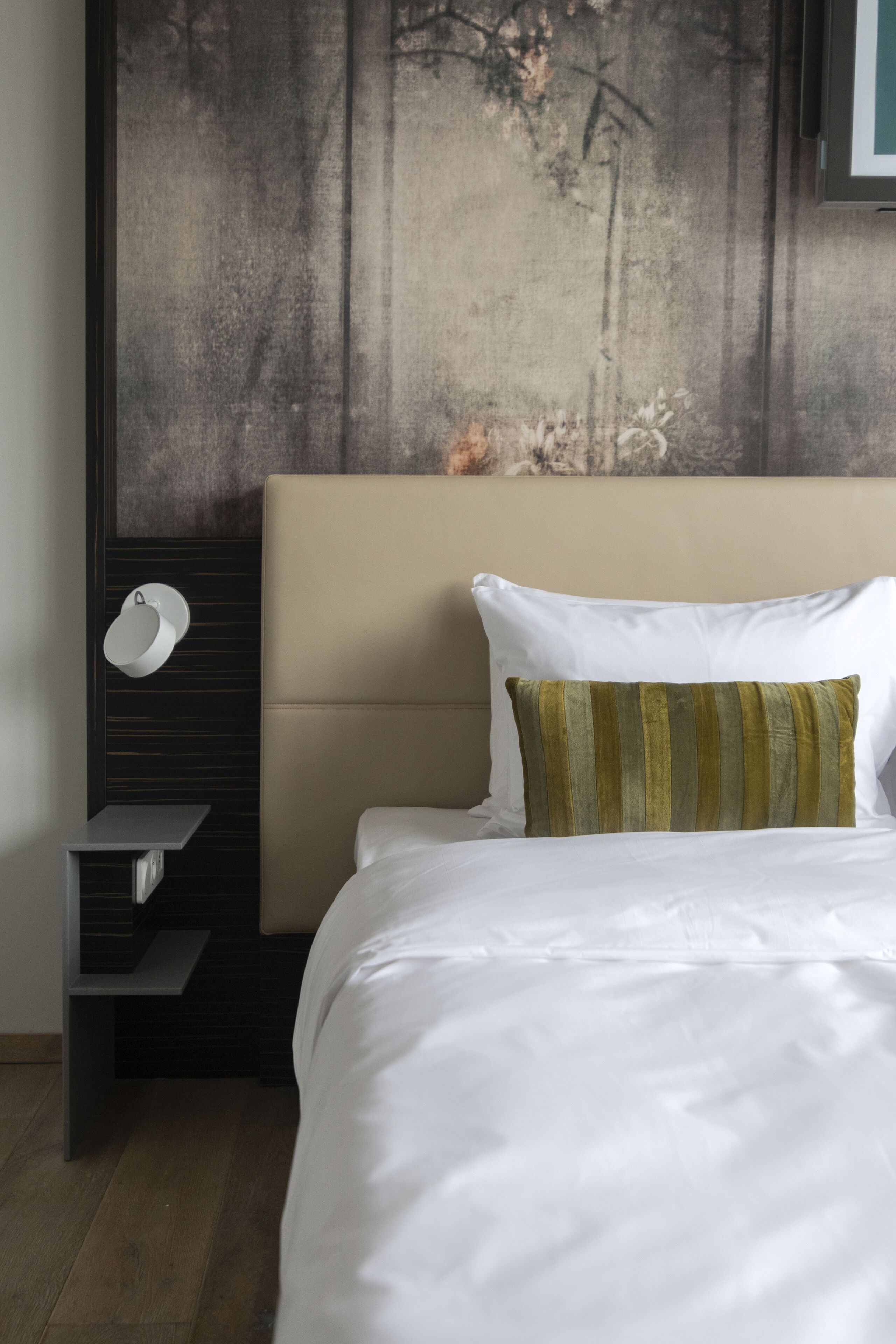 Large Room with Balcony | أغطية فراش متميزة وخزنة داخل الغرفة ومكتب ومساحة عمل للكمبيوتر المحمول