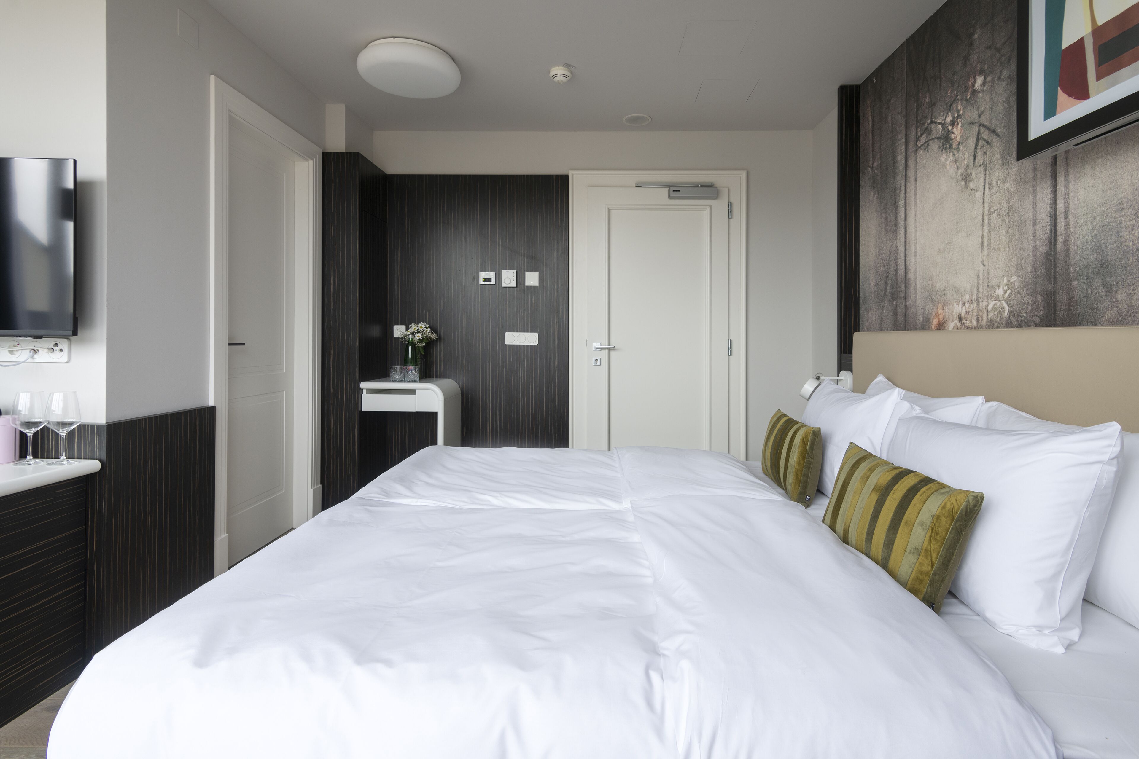 Large Room with Balcony | Luxe beddengoed, een kluis op de kamer, individueel gedecoreerd