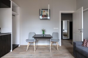Een 40-inch flatscreentelevisie met satellietzenders en televisie
