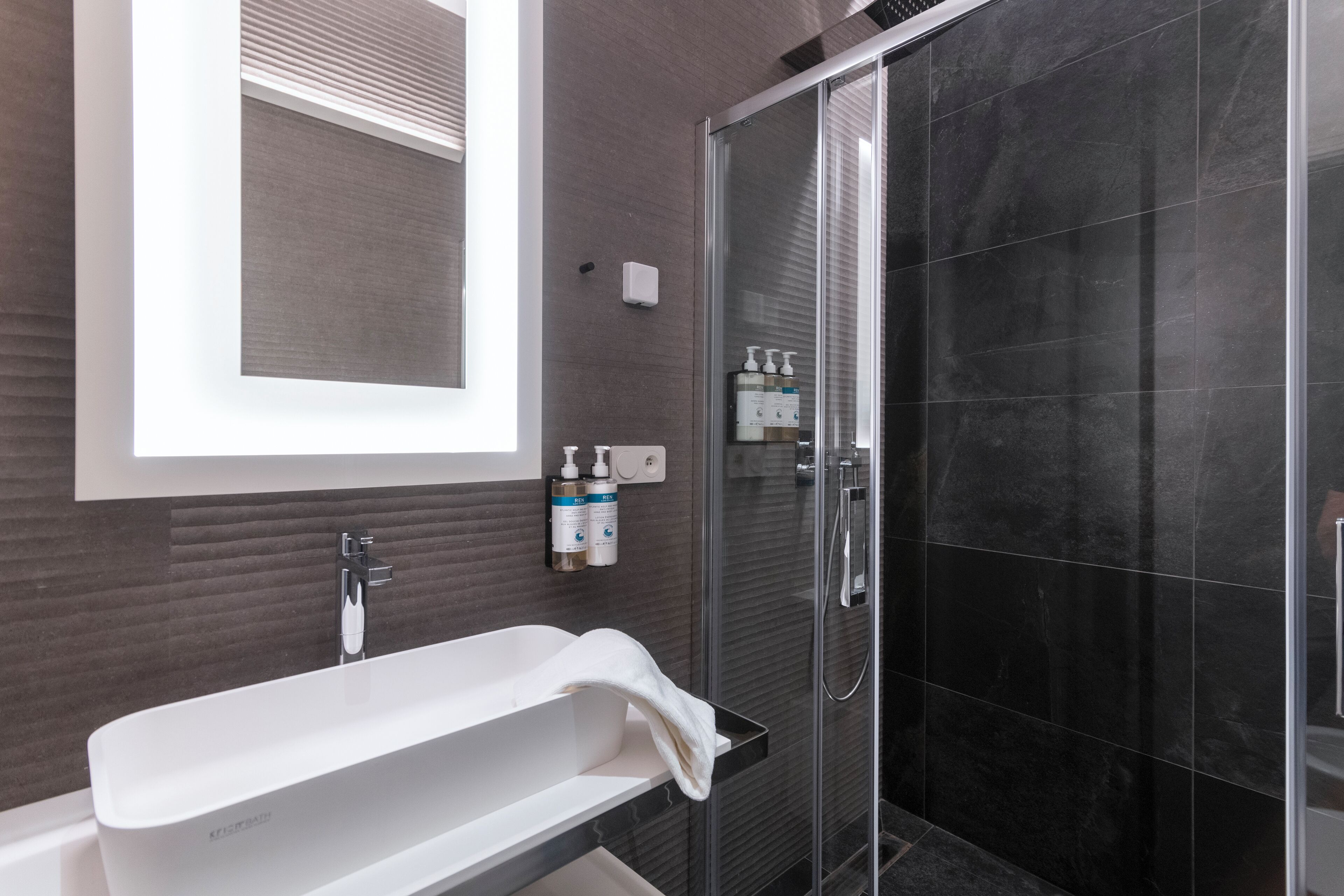Large 1 Bedroom Apartment with Sofa Bed | Bathroom