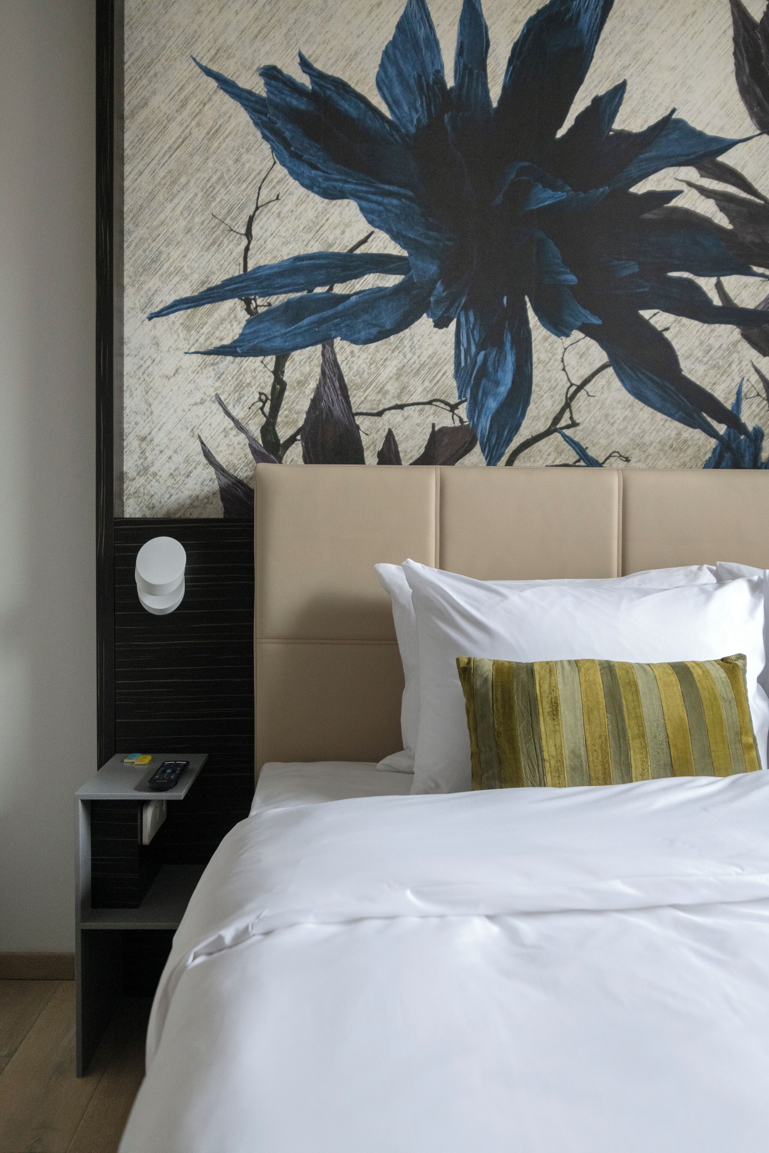 Luxe beddengoed, een kluis op de kamer, een bureau, een laptopwerkplek
