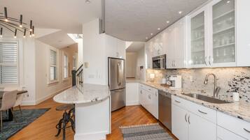 Fridge, oven, stovetop, dishwasher