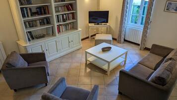 Fernseher, Kamin, DVD-Player, Tischtennisplatte