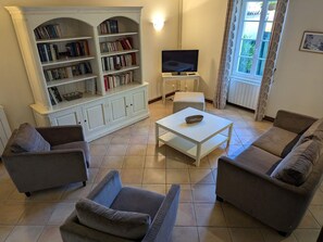 TV, lareira, DVD player, mesa de pingue-pongue
